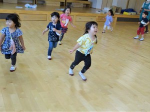g年少　ホールで遊ぶ (7)